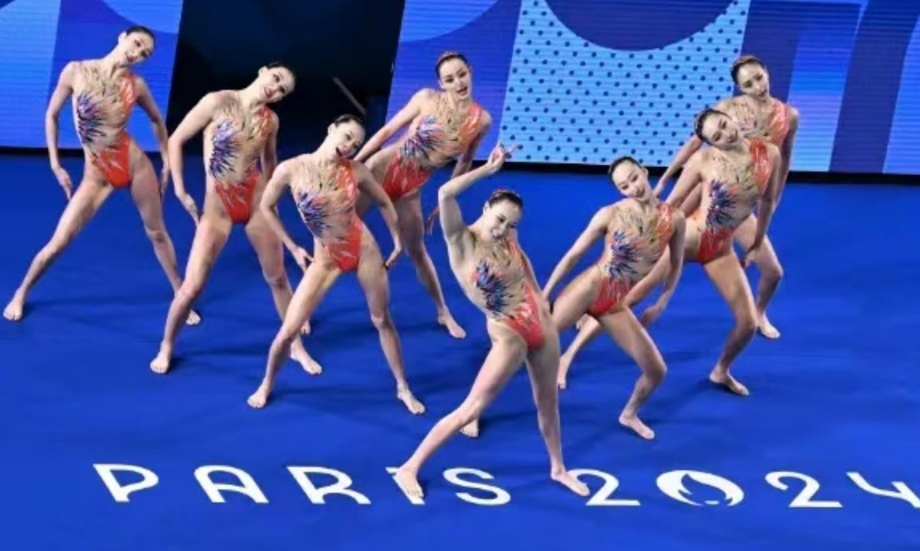 RMC：巴黎大巴被毕包球迷石块袭击，所幸并无人员受伤